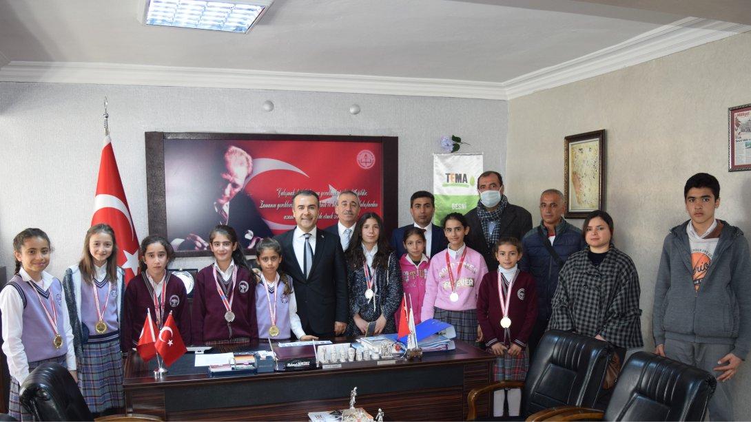 Atletizmde Ve Şiiri Güzel Okuma Yarışmalarında İlimizi Temsil Edecek Öğrenciler İlçe Milli Eğitim Müdürümüz Mehmet DEMİREL'i Ziyaret Ettiler