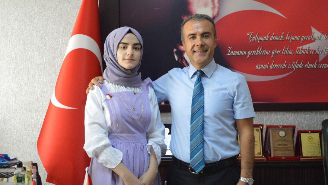 YKS ilçe ve İl Birincimiz Aleyna DİCLE'den İlçe Milli Eğitim Müdürü Mehmet DEMİREL'e Ziyaret