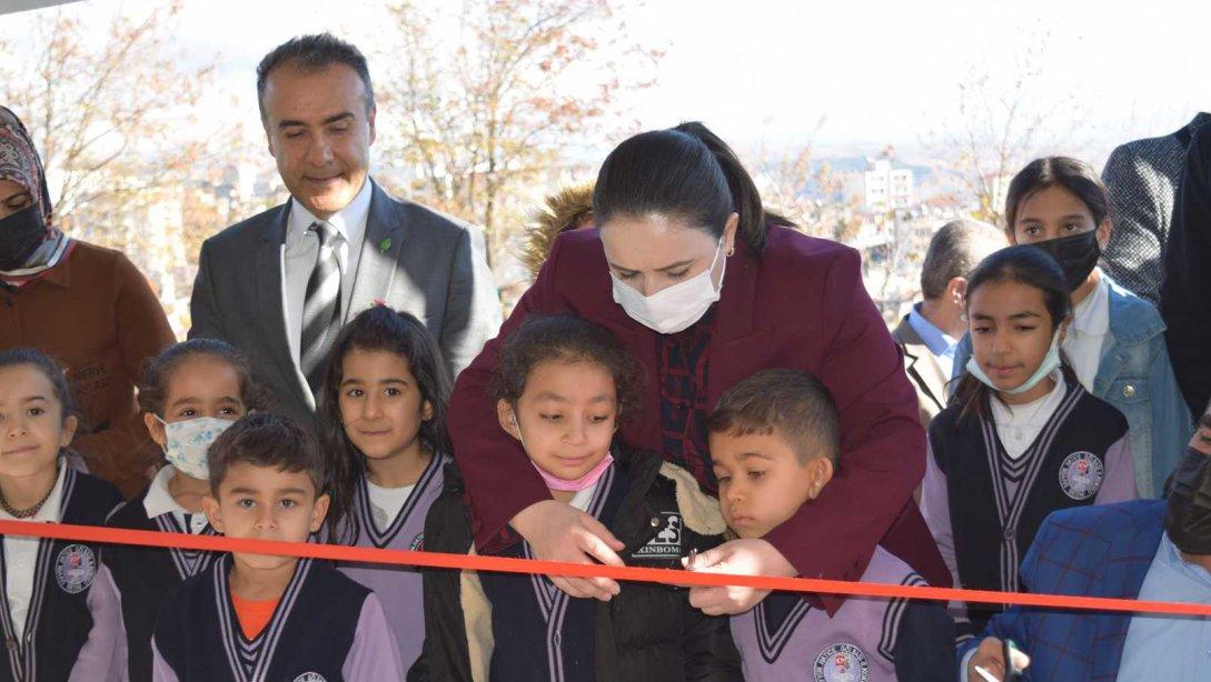 Safyün Hatice Gölbaşı Ortaokulu'nda TÜBİTAK 4006 Bilim Fuarı Açıldı