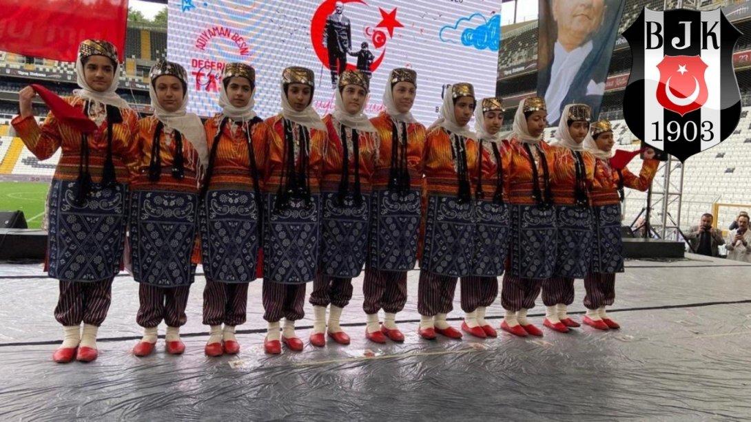 Beşiktaş Tüpraş Stadında Besnili Öğrencilerin katılımıyla 23 Nisan Kutlaması