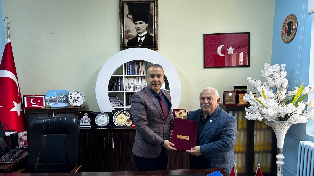 Emekli Öğretmen Fuat AKDENİZ'e Hizmet Şeref Belgesi Takdim Edildi