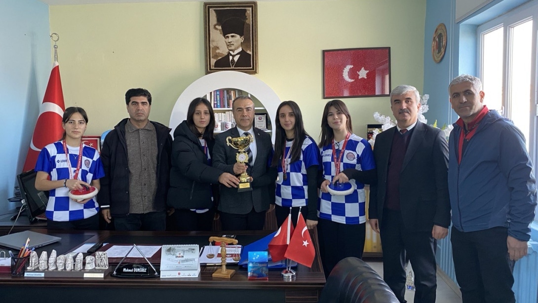 Besni Servi Erdemoğlu Kız Mesleki ve Teknik Anadolu Lisesi Genç Kızlar Floor Curling Adıyaman Şampiyonu